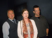 Die Kommissare Kehler (Wolfgang Bathke, li.) und Bonhoff (Wolfgang Krewe) schenken den Ausf&uuml;hrungen von Maria B&ouml;hme (Astrid M. F&uuml;nderich) keinen Glauben. F&uuml;r die Beamten gilt sie als Hauptverd&auml;chtige...