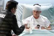 Nick (George Eads, l.) befragt Wes Clyborn (Jesse McCartney) zu dem Tathergang.