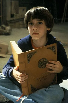 Der Tr&auml;umer Bastian (Barret Oliver) versteckt sich auf dem Dachboden seiner Schule, wo er beginnt, seine Umwelt vergessend in der 'unendlichen Geschichte' zu lesen ...