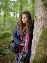 Die schwangere Svenja f&uuml;rchtet, dass sie des Mordes verd&auml;chtigt wird und flieht in den Wald.