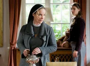 Schwester Camilla (Ann-Kathrin Kramer) versucht Lena Feuerbach (Stefanie Schmid) zu trösten. Ein paar hilfreiche Informationen kommen dabei natürlich auch raus. Schwester Camilla (Ann-Kathrin Kramer) versucht Lena Feuerbach (Stefanie Schmid) zu trösten. Ein paar hilfreiche Informationen kommen dabei natürlich auch raus.