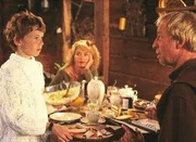 Michael (Simon Glöcklhofer, l.) verbringt mit seinem Vater Thomas (Ulrich Pleitgen), seiner Mutter Hildchen (Gisela Schneeberger) und Geli, die Freundin seines Vater, Weihnachten in einem Bauernhaus. Michael (Simon Glöcklhofer, l.) verbringt mit seinem Vater Thomas (Ulrich Pleitgen), seiner Mutter Hildchen (Gisela Schneeberger) und Geli, die Freundin seines Vater, Weihnachten in einem Bauernhaus.