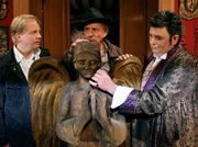 Bei Startenor da Fonte finden Danni Köhler (Lars Gärtner, li.) und Kommissar Baumert (Günther Maria Halmer, Mitte) den wertvollen Engel aus dem Kloster. Bei Startenor da Fonte finden Danni Köhler (Lars Gärtner, li.) und Kommissar Baumert (Günther Maria Halmer, Mitte) den wertvollen Engel aus dem Kloster.