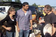 Trödelprofi Sükrü Pehlivan (Mitte) mit Nancy (li.) auf dem Flohmarkt Trödelprofi Sükrü Pehlivan (Mitte) mit Nancy (li.) auf dem Flohmarkt