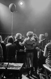 Die Doku-Reihe GEFÜHLSWELTEN nimmt uns mit auf eine Entdeckungsreise in eine faszinierende Welt - mit viel Gefühl und doch professionell distanziert: Wie nehmen wir Gefühle wahr? Welche Rolle spielen Gefühle? Wie erforscht man Gefühle? Die 11 Folgen à 15 Minuten nehmen Bezug auf die Basisgefühle des Menschen und werden durch Experteninterviews und Live Sketchings verständlich erklärt. Die Doku-Reihe GEFÜHLSWELTEN nimmt uns mit auf eine Entdeckungsreise in eine faszinierende Welt - mit viel Gefühl und doch professionell distanziert: Wie nehmen wir Gefühle wahr? Welche Rolle spielen Gefühle? Wie erforscht man Gefühle? Die 11 Folgen à 15 Minuten nehmen Bezug auf die Basisgefühle des Menschen und werden durch Experteninterviews und Live Sketchings verständlich erklärt.