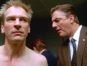 Der Bissabdruck im Nacken des Stardirigenten Reinhart (Julian Sands, l.) gibt Mike Logan (Christopher Noth) R&auml;tsel auf. Hat er die Tochter seiner Geliebten vergewaltigt?