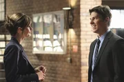 Kate Beckett (Stana Katic, l.) flirtet heftig mit Det. Tom Demming (Michael Trucco, r.) ...