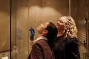 Die Chefin des Housekeepings Michaela Gäng (r.) kontrolliert, ob das Fensterglas der Dusche auch wirklich tadellos streifenfrei ist.