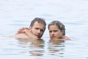 Um Mia (Josephine Schmidt, r.) zu überraschen, entführt Enrique (Jacob Weigert, l.) sie zu einem kleinen Badeausflug - der jedoch völlig anders als geplant endet ... Um Mia (Josephine Schmidt, r.) zu überraschen, entführt Enrique (Jacob Weigert, l.) sie zu einem kleinen Badeausflug - der jedoch völlig anders als geplant endet ...