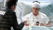 Nick (George Eads, li.) befragt Wes Clyborn (Jesse McCartney) zu dem Tathergang.