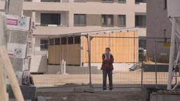 Irsa (Angjela Prenci) will sich nicht vertreiben lassen, sie sucht ihren vermissten Vater.