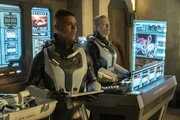 Dr. Hugh Culber (Wilson Cruz, l.) und Paul Stamets (Anthony Rapp, r.) Dr. Hugh Culber (Wilson Cruz, l.) und Paul Stamets (Anthony Rapp, r.)