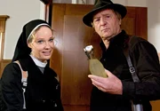 Zuerst Glykol im Wein der Feuerbachs, jetzt Zucker im Benzin des Traktors – Schwester Camilla (Ann-Kathrin Kramer) ist überzeugt davon, dass jemand die Winzerfamilie sabotiert. Kommissar Baumert (Günter Maria Halmer) muss ihr nun folgen. Zuerst Glykol im Wein der Feuerbachs, jetzt Zucker im Benzin des Traktors – Schwester Camilla (Ann-Kathrin Kramer) ist überzeugt davon, dass jemand die Winzerfamilie sabotiert. Kommissar Baumert (Günter Maria Halmer) muss ihr nun folgen.