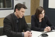 Richard Castle (Nathan Fillion, r.) und Kate Beckett (Stana Katic, l.) verh&ouml;ren den ersten Verd&auml;chtigen in ihrem aktuellen Fall.