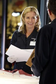 Die Blutspuranalystin Julie Finlay (Elisabeth Shue) wurde von D.B. Russell um Mithilfe bei dem aktuellen Fall gebeten. Engagiert macht sie sich an die Arbeit. Die Blutspuranalystin Julie Finlay (Elisabeth Shue) wurde von D.B. Russell um Mithilfe bei dem aktuellen Fall gebeten. Engagiert macht sie sich an die Arbeit.