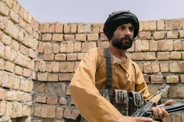 Lokal-Polizist Amir Haidari (Name ge&auml;ndert) beobachtet die Frontlinie vom Dach eines Polizei-Au&szlig;enpostens in Herat. Afghanistan, Juli 2021.