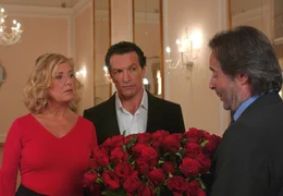 Ob der treulose Tino (Uwe Kockisch, re.) mit einem gro&szlig;en Strau&szlig; Rosen bei seiner Manuela (Jutta Speidel) wirklich eine Chance gegen den l&auml;ssigen Tanzlehrer Omero (Cosimo Fusco) hat?