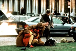 Mit seiner Frau Cathy (Anne Archer, M.) und der kleinen Tochter Sally (Thora Birch, l.) h&auml;lt sich Jack Ryan (Harrison Ford, r.), ein ehemaliger CIA-Agent, einige Tage in London auf. Da geraten sie auf der Stra&szlig;e zuf&auml;llig in einen Terroranschlag ...