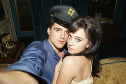 Elvis (Jacob Elordi, l.) und Priscilla (Cailee Spaeny, r.) geben sich gemeinsam einem Drogenexperiment hin.