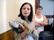 Susanne Mertens entdeckt im Treppenhaus von Christoph Lentz' Wohnung einen Leguan.