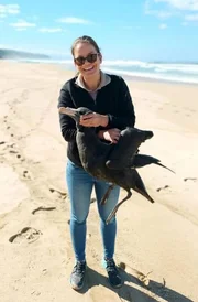 Ob verletzte M&ouml;we oder gestrandete Robbe: Rangerin Chanel Visser k&uuml;mmert sich an der K&uuml;ste nahe Kapstadt um den Schutz von Wasser- und Landtieren.