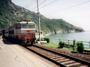 Zug entlang der ligurischen Küste.