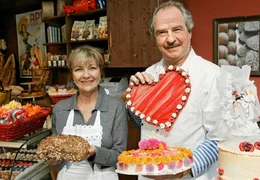 ARD MEIN S&Uuml;SSES GEHEIMNIS, Deutschland 2006, Regie Xaver Schwarzenberger, am Sonntag (15.12.13) um 14:45 Uhr im Ersten. Ein ungleiches Paar: Biob&auml;ckerin Katharina (Gila von Weitershausen) und Zucker-Konditor Alberto (Friedrich von Thun).