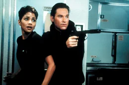 Noch ist die Bombe nicht entsch&auml;rft, da wagt sich Grant (Kurt Russell) mit Hilfe der Flugbegleiterin Jean (Halle Berry) mitten unter die Terroristen, um den vermutlichen Bombenz&uuml;nder zu eliminieren.  +++ Die Verwendung des sendungsbezogenen Materials ist nur mit dem Hinweis und Verlinkung auf RTL+ gestattet. +++