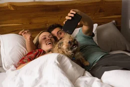 Noch albern Abby (Olivia Wilde) und Will (Oscar Isaac) mit ihrem Hund herum, doch bald schl&auml;gt das Schicksal unbarmherzig zu.