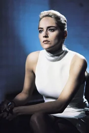 Die Schriftstellerin Catherine Tramell (Sharon Stone) beim Verh&ouml;r: Hat sie ihre Kriminalromane real inszeniert?