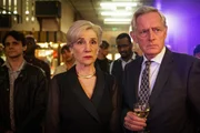 This Is Going to Hurt Staffel 1 Folge 4 Komplett fehl am Platz: Harriet Walter als Veronique, Michael Simkins als Stephen This Is Going to Hurt Staffel 1 Folge 4 Komplett fehl am Platz: Harriet Walter als Veronique, Michael Simkins als Stephen