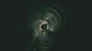 Zwei Menschen gehen in einem unterirdischen Tunnel Zwei Menschen gehen in einem unterirdischen Tunnel