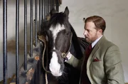 Tierarzt Siegfried Farnon (Samuel West) kümmert sich um ein traumatisiertes Rennpferd.