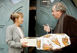 Auf in den Kampf: Katharina (Gila von Weitershausen) und Alberto (Friedrich von Thun) tragen ihre Torten zum Innungs-Wettbewerb.