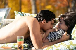 Die Beziehung von Elvis (Jacob Elordi, l.) und Priscilla (Cailee Spaeny, r.) fu&szlig;t auf ehrlichem Liebesgl&uuml;ck.