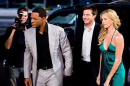 W&auml;hrend der PR-Berater Ray Embrey (Jason Bateman, 2.v.r.) alles versucht, um das Image des Superhelden Hancock (Will Smith, 2.v.l.) positiv zu besetzen, verliert dieser sein Herz hoffnungslos an Rays attraktive Ehefrau (Charlize Theron, r.). Nicht ahnend, dass Mary ein mysteri&ouml;ses Geheimnis umgibt ...