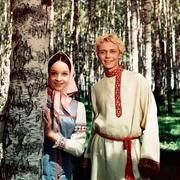 Aljonuschka (Natalja Sedych, li.) und Wassja (Alexej Katyschew, re.) werden zu einer Spazierfahrt mit einer pr&auml;chtigen Troika eingeladen. Sie ahnen nicht, dass der Kutscher ein Abgesandter des b&ouml;sen Zauberers Kastschej ist und die sch&ouml;ne Aljonuschka rauben soll.