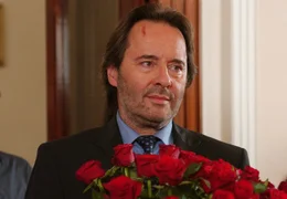 Als sensibler Rosenkavalier will Tino (Uwe Kockisch) seine Frau zur&uuml;ckgewinnen - aber so leicht macht sie es ihm nicht.