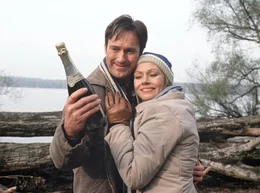 Die Vers&ouml;hnung muss gefeiert werden: Frijo (Helmut Zierl) und Maja (Jennifer Nitsch) lassen die Korken knallen.