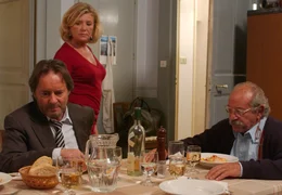 Die betrogene Manuela (Jutta Speidel) macht ihren treulosen Gatten Tino (Uwe Kockisch) vor den Augen seines Vaters Nicola (Luciano Casini, re.) geh&ouml;rig zur Schnecke.