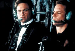 Dr. David Grant (Kurt Russell, l.) und Baker (Whip Hubley) bleibt nicht viel Zeit, die Terroristen aufzuhalten...  +++ Die Verwendung des sendungsbezogenen Materials ist nur mit dem Hinweis und Verlinkung auf RTL+ gestattet. +++