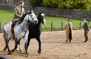 Siegfried Farnon (l, Samuel West) versucht das Vertrauen des traumatisierten Rennpferdes zu gewinnen.