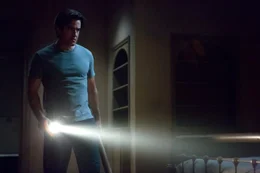 Sean Brenner (Dermot Mulroney) versucht dem Spuk ein Ende zu setzen.