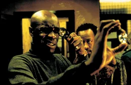 Die Gelegenheitskriminellen Vince (Robbie Gee, l.) und Sol (Lennie James, r.) entdecken den Diamanten im Koffer, und m&ouml;chten am Gewinn beteiligt werden.