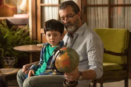 Mr. Saccione (Antonio Banderas, r.) m&ouml;chte dem kleinen Rodrigo (Adrian Marrero) die Welt zeigen