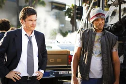 Als Hancock (Will Smith, r.) den PR-Berater Ray Embrey (Jason Bateman, l.) vor dem sicheren Tod bewahrt, kommt diesem eine grandiose Idee. Er will als Dankesch&ouml;n Hancocks Image aufpolieren. Doch dann verliebt sich der Superheld in dessen Frau ?; Als Hancock (Will Smith, r.) den PR-Berater Ray Embrey (Jason Bateman, l.) vor dem sicheren Tod bewahrt, kommt diesem eine grandiose Idee. Er will als Dankesch&ouml;n Hancocks Image aufpolieren. Doch dann verliebt sich der Superheld in dessen Frau ?