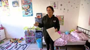 Die alleinerziehende Natascha (37) will die freie Zeit nutzen, um das Kinderzimmer ihrer drei Kinder auf Vordermann zu bringen. Die alleinerziehende Natascha (37) will die freie Zeit nutzen, um das Kinderzimmer ihrer drei Kinder auf Vordermann zu bringen.