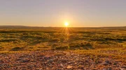 N&ouml;rdlich des Polarkreises steht die Mitternachtssonne 24 Stunden am Tag &uuml;ber dem Horizont.