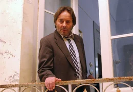 Tino (Uwe Kockisch) ist sprachlos, als er sieht, wie seine Frau in seinem italienischen Heimatort von den M&auml;nnern umschw&auml;rmt wird.