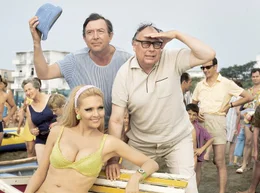 Willi Hirsekorn (Heinz Erhardt, re.) und Heimo Buntje (G&uuml;nther Jerschke, li.) umgarnen die Strandsch&ouml;nheit Clementine (Almut Berg).